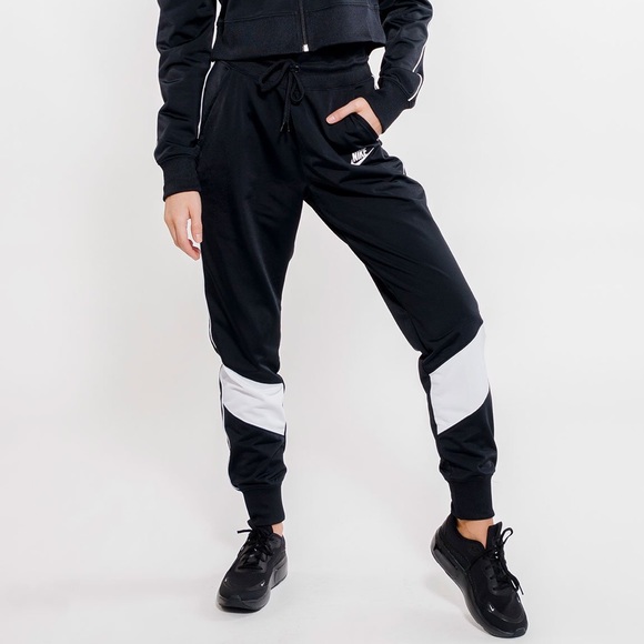 Nike Sportswear heritage black & white sweatpants - Picture 2 of 8